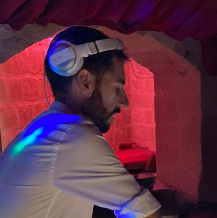 DJ MAT-V aux platines de la brasserie Coquin, à Paris, en septembre 2024